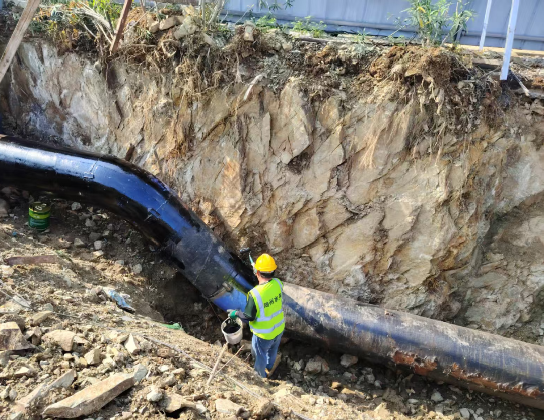 流動施工 協(xié)同作業(yè)  6天啃下隨城山大道供水“硬骨頭”